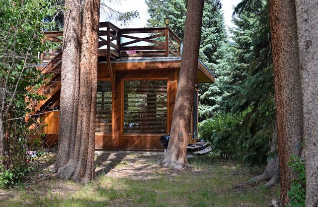 Lemmon Lodge: Waterside retreat, great lake and mountain views, close to town