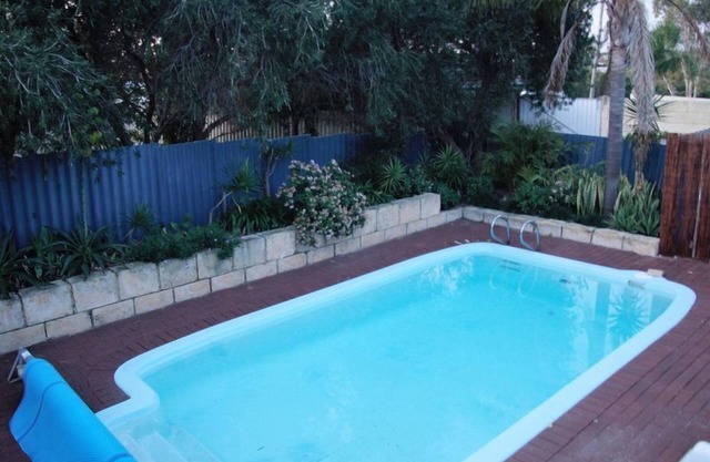 Lemon Tree Cottage - beautiful holiday home with pool near Hillary's, Perth