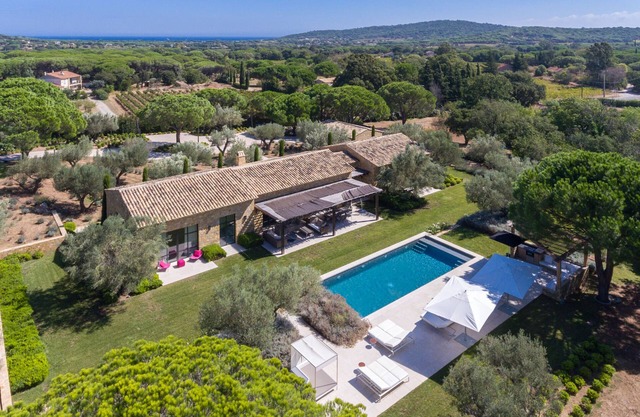 LES AMANDIERS, SUPERB LUXURY VILLA Road to the beaches of SAINT TROPEZ