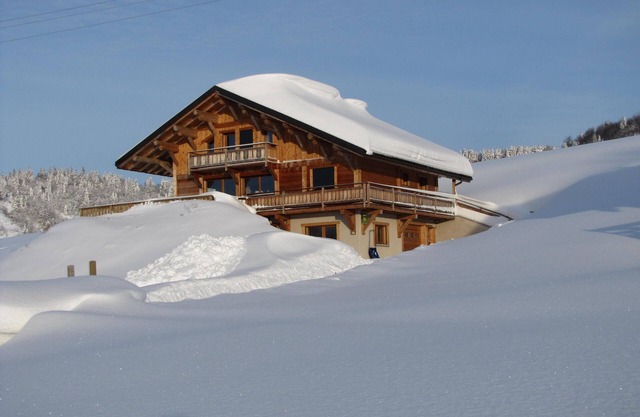 Les Eterlous" character chalet, breathtaking view of the valley.