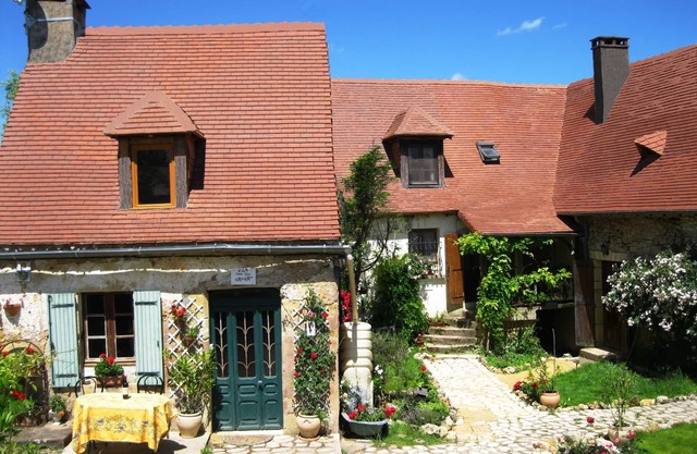 Les Gites Fleuris - Wisteria - Family friendly, heated pool, gardens, wifi!