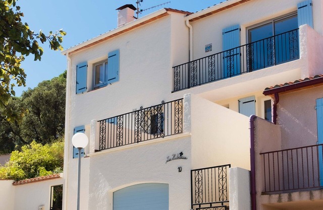 Les Hibiscus - Large family house with sea view, pool and private parking