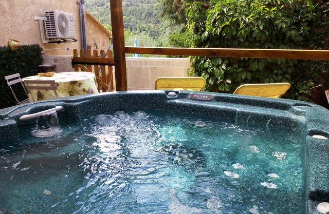 Les Lauriers Roses 3*, cozy, greenery, jacuzzi, air conditioning, linens, near river.
