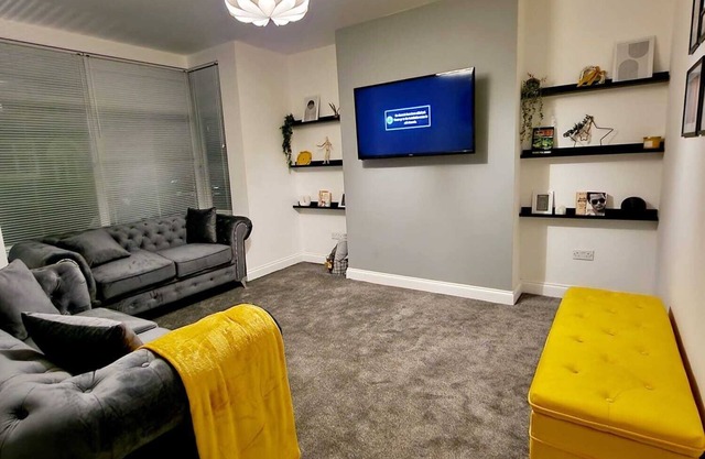 Less than 1 mile from City centre and racecourse. Pet friendly.