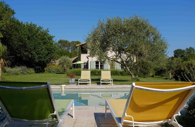 Less than 10 min. walk from the center of Uzes, luxurious villa with heated pool