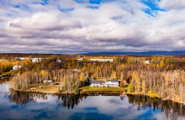 Lexi's Lakehouse , Luxury, Comfort, Secluded, Beautifully Landscaped, Private