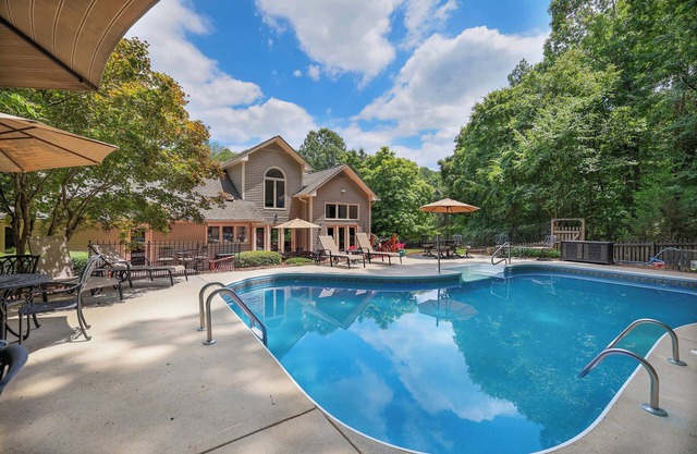 Lg Pool House w/Hot Tub Central to RTP*Pool Open*