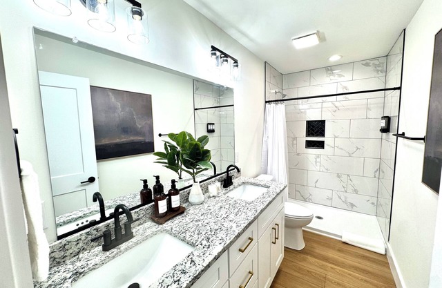 Liberty Cottage: Cozy 3BR/2BA home w/Deck & Huge Backyard- SLEEPS 6! UNBEATABLE LOCATION! Mins to Downtown, Mall, Dining & Trails. Quiet street, fully equipped kitchen & luxurious bedding. High-speed wifi. 3 streaming TVs. High-end comfort-low price!