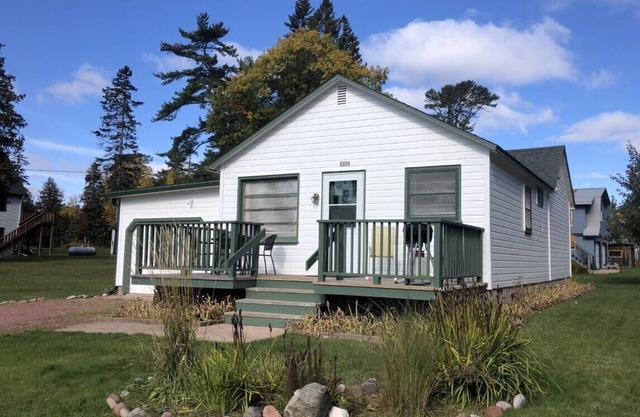 Library Street Cottage - Charming Cottage located in Town, walk to Shops and Restaurants