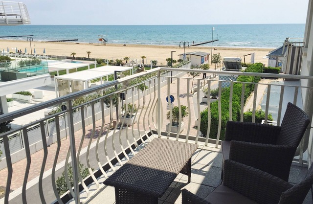 Lido di Jesolo BEACHFRONT renovated apartment with PRIVATE BEACH, Wi-Fi & A/C