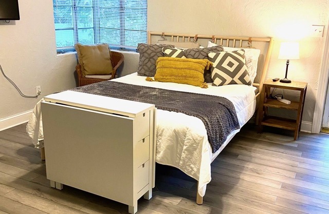 Lido Key- quaint studio remodeled holiday cottage-A