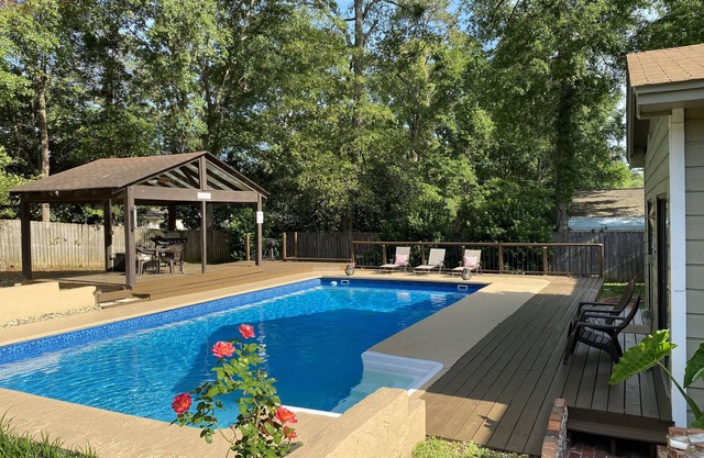 Life is better by the pool, near FSU,nPrivate pool, sleeps 8, pet friendly!