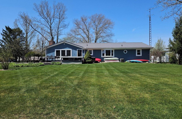 Life is Better on the Lake! 3 Bedroom Lake house with Dock for boat and Kayaks