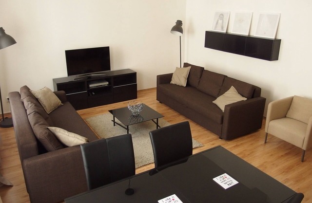 Light & airy flat near city center/Bright apartment in the center of Prague