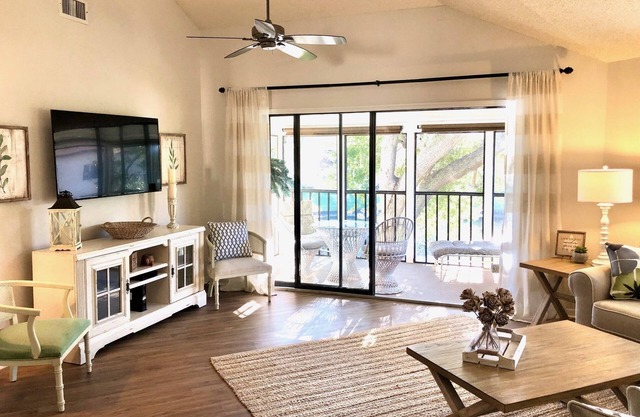 Light and Airy Shorewalk Condo - beautifully renovated with open floorplan!