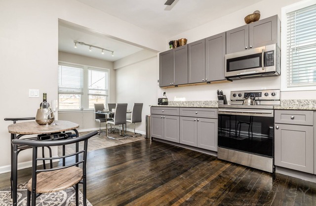 Light and bright 3BD duplex in Avondale, Chicago