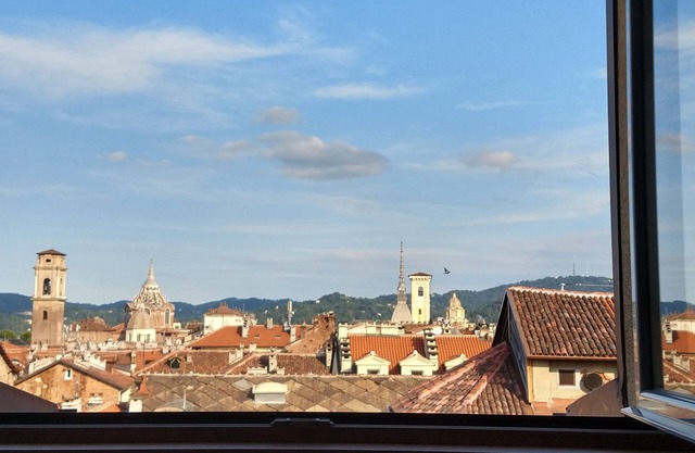 Light and relaxation in the Roman quadrilateral