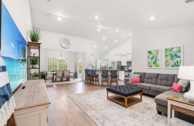 Light & Bright 3BR w/Backyard on Golf Course