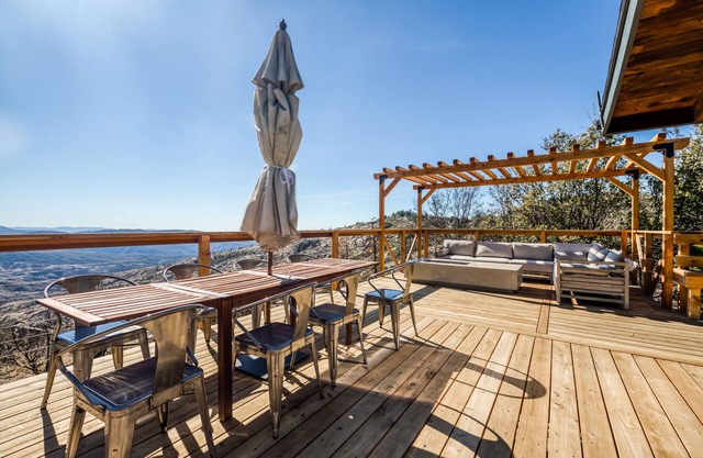 Light & bright cabin with large deck, private hot tub & gorgeous views