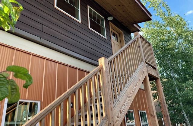 Light - filled 1-bedroom apartment with AC, WiFi in delightful South Sandpoint