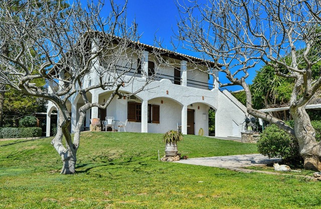 Light-filled 2BD home with Garden near the Beach