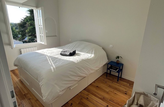 Light-filled apartment in a quiet location 10 minutes' walk from the ocean