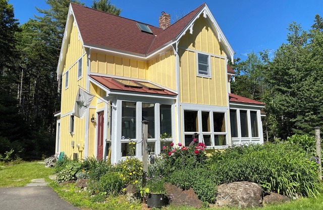 Light-filled Cottage Close to Lincolnville Beach. Pet friendly!