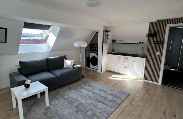 Light-filled top-floor studio in Karlsruhe-Mühlburg - APOLONIAliving