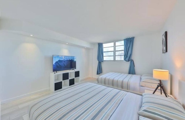 Light place nearby the Beach/Free parking