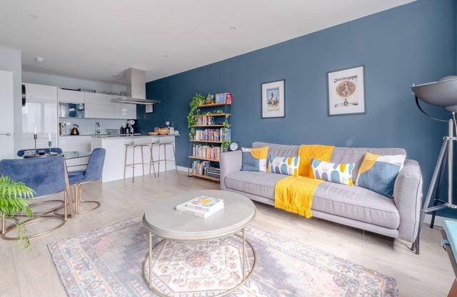 Light & Spacious 1Bedroom Flat with Balcony - Mile End