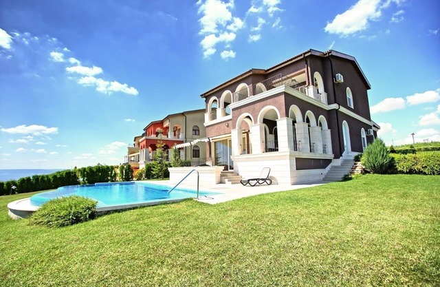 Lighthouse Luxe Estate Apart & Villas