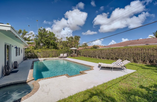Lighthouse Point Beach Home: 10 min to beach 🏖️, sleeps 10, pool 🏊♀️, golf, pickle🎾