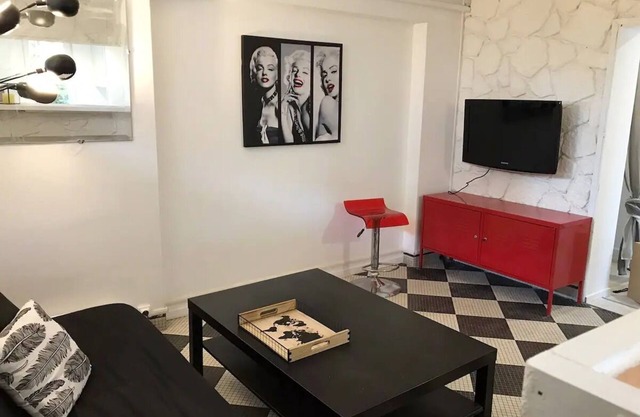 * LIKE AT HOME: APARTMENT and GARDEN with parking lot *