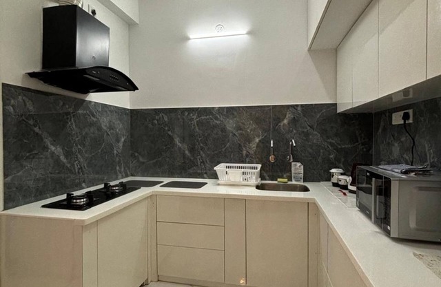 LIKE HOME, 2-bedroom apartment, Chennai, Mandaveli with WiFi, AC, Kitchen etc