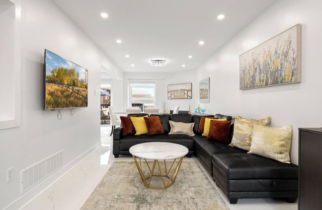 Like-New Home, 4+1 BR, 2.5 Bath, Parking & WIFI