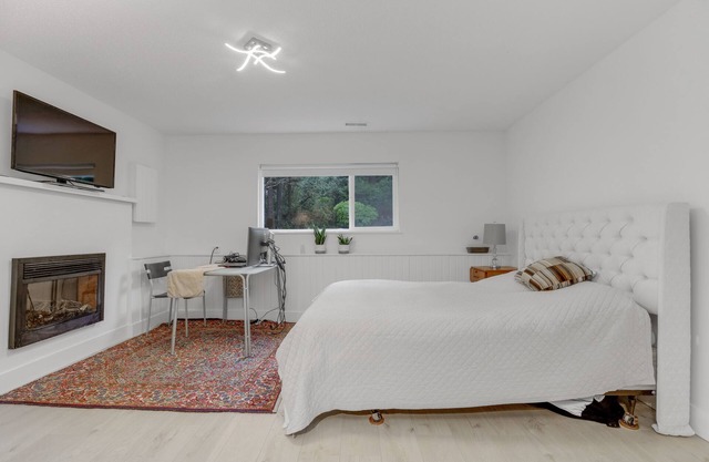 Like new Suite with full kitchen and private bath