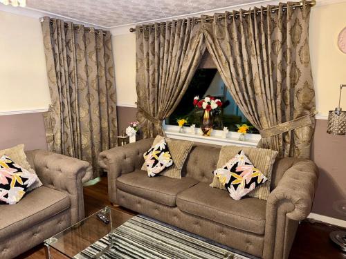 Likewise Modern Two bedrooms Home for 4 in Glasgow Area