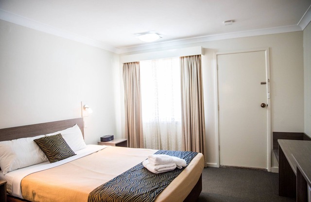Lilac City Motor Inn Standard Queen Room 2