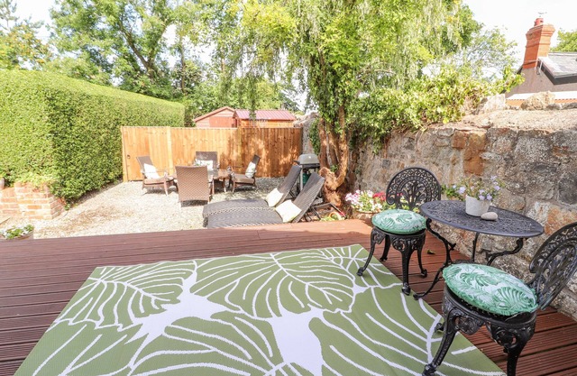 LILY PAD, family friendly, with a garden in Dyserth