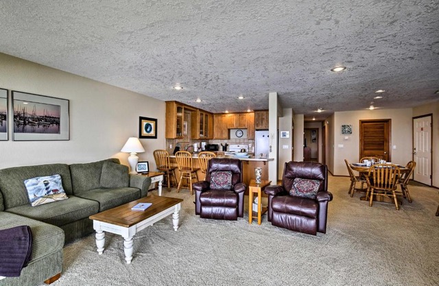 Lincoln Beach Condo with Balcony and Ocean Views!