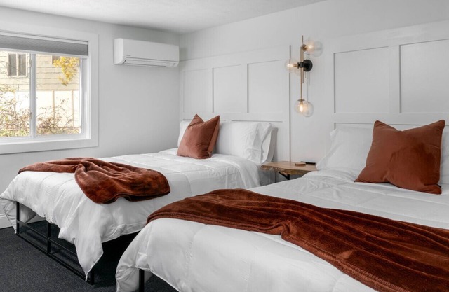 Lincoln Boutique Motel- Standard Queen #4 -Lower