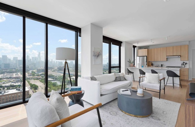 Lincoln Park Haven: Balcony, Walk to Whole Foods