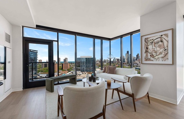 Lincoln Park Oasis: Safe Stay, Balcony Views