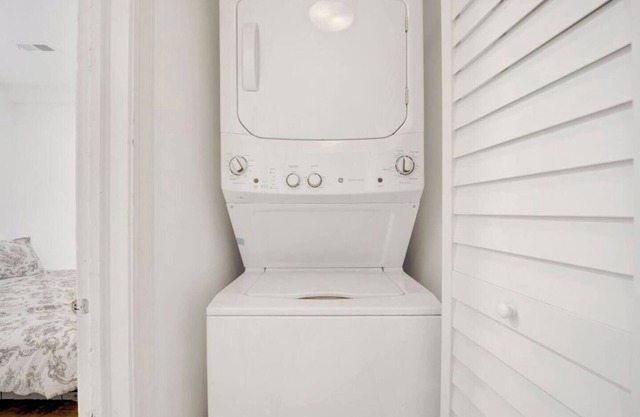 Lincoln Park! W/D, Central A/C, King Bed, 2 BR/1B