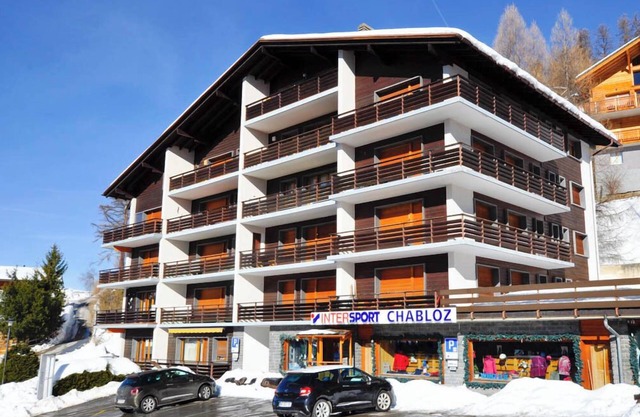 Linen is not included in the service. We provide, if desired, linen packages including bed linen, ba