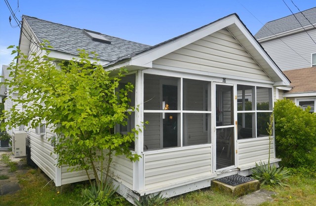 LINENS INCLUDED*! STEPS TO OCEAN, DEWEY BEACH, WALK TO RESTAURANTS & MORE. One story, 2 bedroom 1 bathroom, cottage just steps from the ocean.