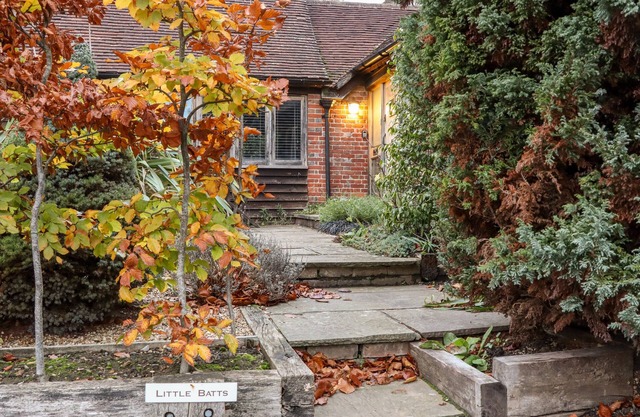 LITTLE BATTS, pet friendly, character holiday cottage in Markbeech