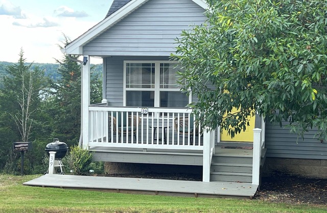 Little Beauty Cottage No. 39, lake cottage, near Louisville
