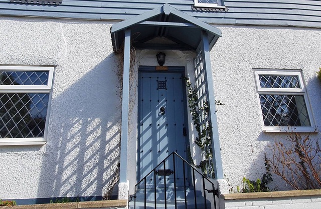 LITTLE BLUE COTTAGE, pet friendly, with open fire in Minster