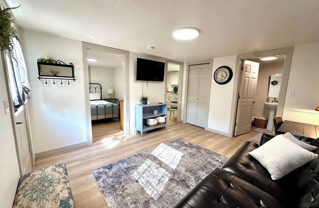 Little Blue Cottage - Charming 1-bedroom cottage in Kirksville